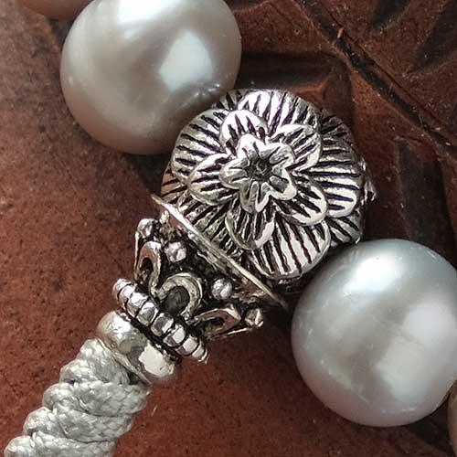 Буддийские четки-браслет из серого жемчуга с серебряной гуру 27 бусин