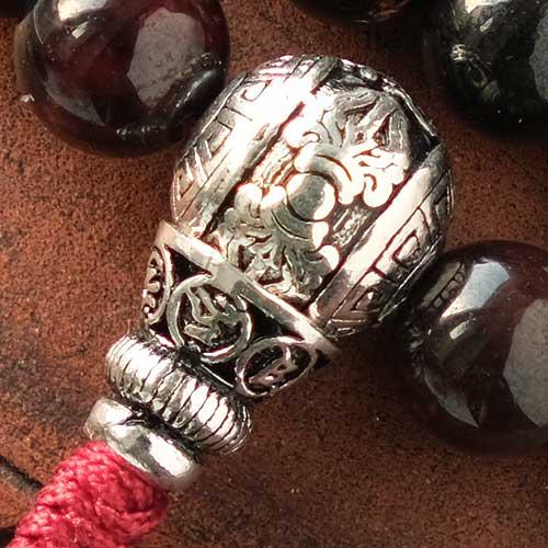 Классические буддийские четки из граната с серебряной гуру